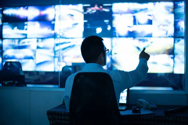 CCTV memurları birçok ekranda görünen güvenlik kameralarının görüntülerini kontrol ediyorlar..