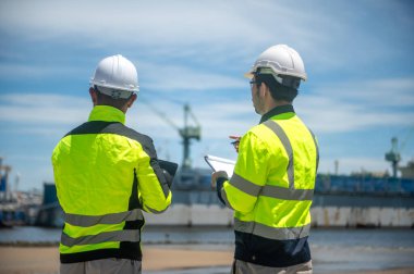 Liman yetkilileri kargo gemilerinin kıyıya yanaşması için bir yer hazırlıyorlar.