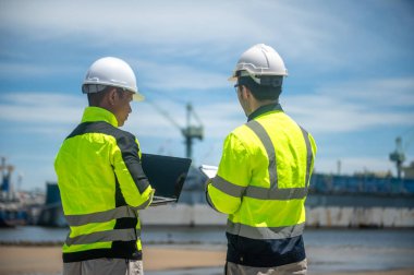 Liman yetkilileri kargo gemilerinin kıyıya yanaşması için bir yer hazırlıyorlar.