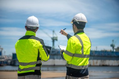 Liman yetkilileri kargo gemilerinin kıyıya yanaşması için bir yer hazırlıyorlar.
