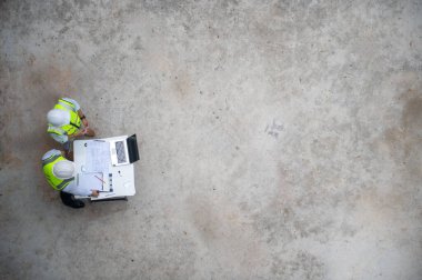 İki mimarın üst görüntüsü binanın yapısal planlarını hazırlıyor ve inşaatı planlıyor.