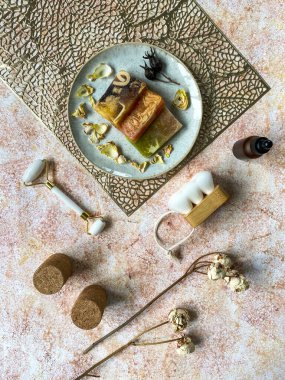 Yeşim silindir, el yapımı sabun ve doğal elementlerle hazırlanmış spa ürünü. Yüz ve vücudun güzelliği için öğelerin bileşimi. Üst görünüm