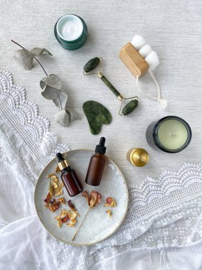  Günlük rutin işler için spa elementleri. Yüz masajı için Jade Roller, doğal fırça ve tütsü çubukları. Doğal elementlerle kaplıca kavramı