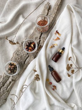 Serum ve doğal kozmetik için kavanozlar ağaç kabuğu boyunca düzenlenir. Çevre dostu kişisel bakım kavramı