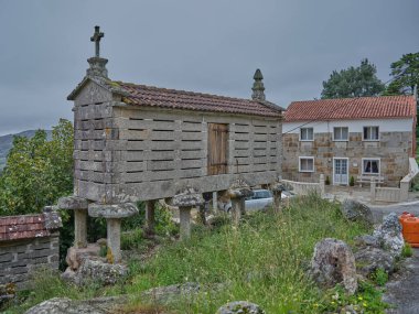 Horreos, özellikle İspanya 'nın Galiçya kentindeki A Merca kasabasında tahta ayaklar üzerine inşa edilmiş ekinlerin depolandığı ve muhafaza edildiği ayaklı havalandırmalı bir ahşap veya taş yapı..