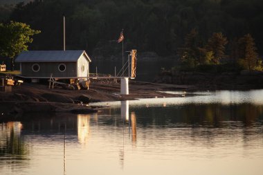 Kanepe de soleil sur le lac kenogami Saguenay Quebec Canada