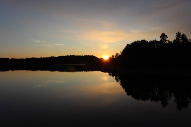 Kanepe de soleil sur le lac kenogami Saguenay Quebec Canada