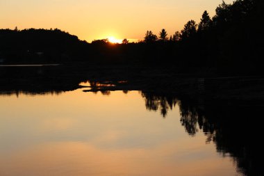 Kanepe de soleil sur le lac kenogami Saguenay Quebec Canada