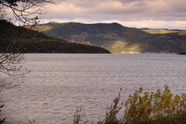 Dağlardaki gölün güzel manzarası