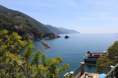 Deniz manzarası ve Cinque Terre adasının dağları, İtalya