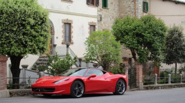 Sokakta kırmızı araba.