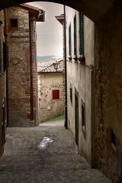 San Marino 'nun merkezinde ortaçağ evleri olan bir sokak.
