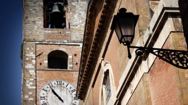 Toskana, İtalya 'daki eski Siena kasabasında saat kulesi..