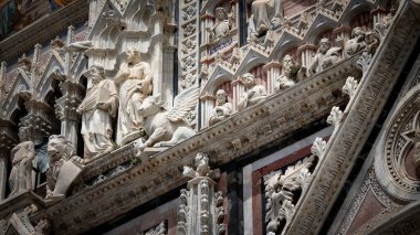 Floransa, İtalya 'daki Santa Maria del Fiore Katedrali' nin ön cephesinin ayrıntıları.