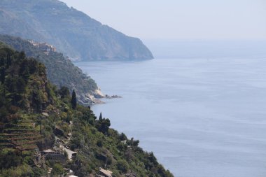 Dağlardaki deniz manzarası