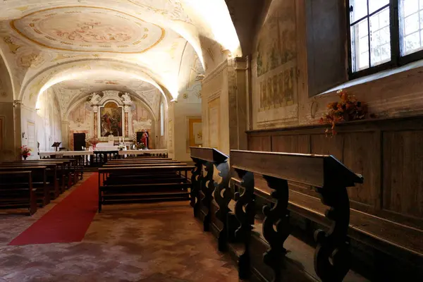 Eski kasabadaki bir katedralin içinde