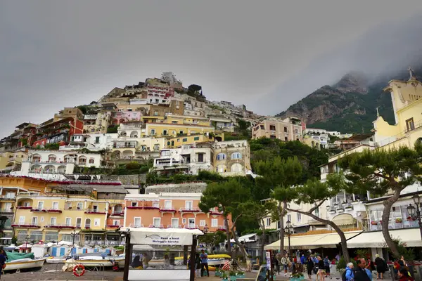 Amalfi, İtalya - 16 Mayıs, 2019: Alamfi 'nin güzel manzarası. İtalya.