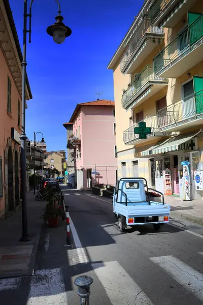 İtalya, Sicilya, Akdeniz, marina di ragusa; 11 Kasım 27, klasik araba ve küçük bir araba.
