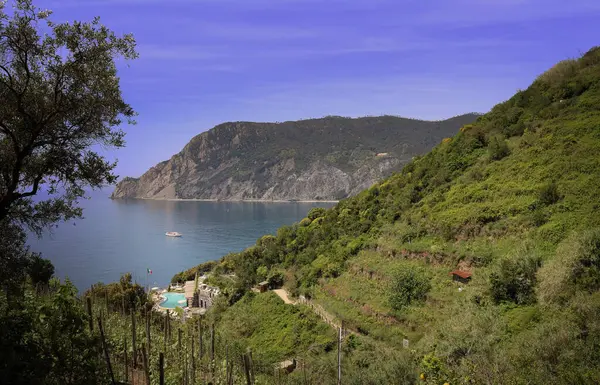 Ligurian Denizi 'nden Cinque Terre manzarası