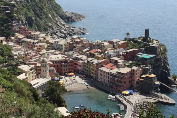 Cinque Terre - İtalya - Mayıs 6 2 0 17: Liguria, İtalya 'daki Cinque Terre manzarası.