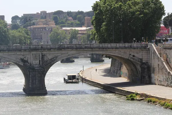 Verona 'daki köprünün görüntüsü