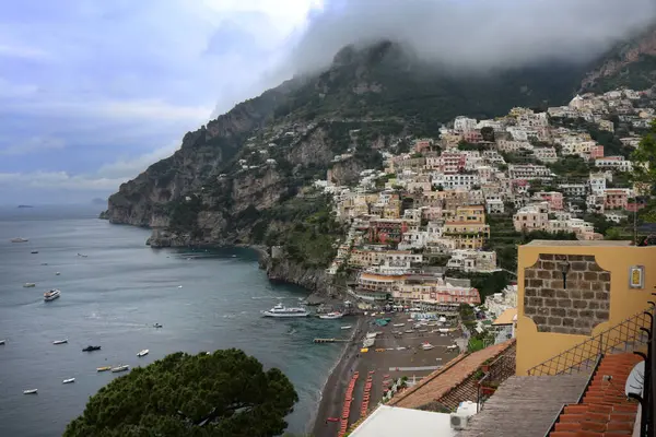 Güneşli bir günde Cinque Terre 'nin güzel manzarası, İtalya