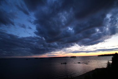 Nehirde gün batımı