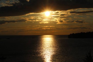 Denizin üzerinde gün batımı