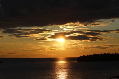 Denizin üzerinde gün batımı