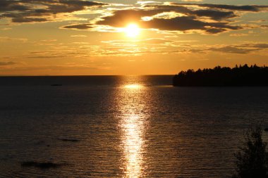 Denizin üzerinde gün batımı