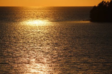 Gölün üzerinde güzel bir gün batımı