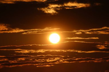 Gökyüzünde parlak kırmızı turuncu gün batımı