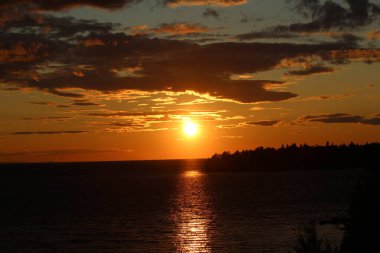 Sahilde gün batımı