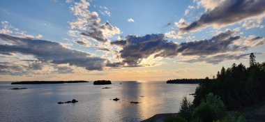 Denizin üzerinde gün batımı