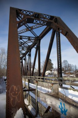 Saguenay Quebec Kanada kışın eski paslı metal köprü
