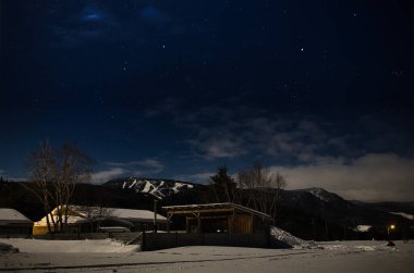 Yıldızlı ve karlı gece göğü