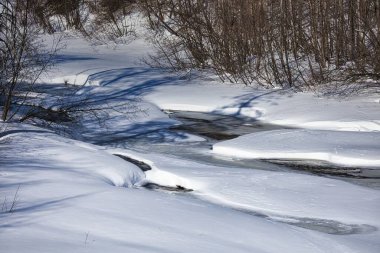 Nehir karla kaplı Saguenay Quebec Kanada