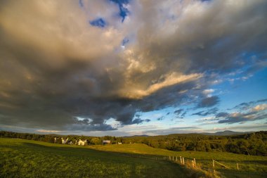 Tarlada güzel bir gün batımı