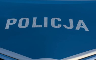Polonyalı polis devriye arabasının kapağını kapatın..