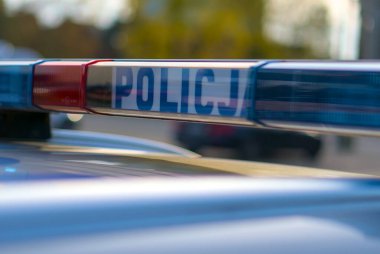 Polonyalı polis devriye arabalarını yakın.. 