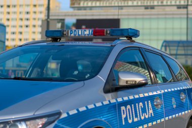 Polonya polisi Varşova 'da devriye geziyor.
