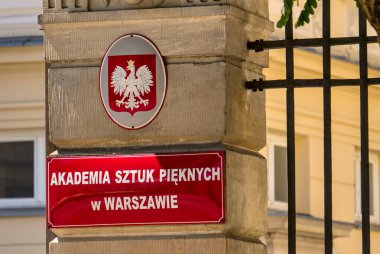 Varşova, Polonya 13. 07. 2024 Varşova Polonya Güzel Sanatlar Akademisi. Metal giriş plaketi.