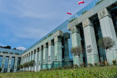 Varşova Polonya 07 22 2024 - Polonya Yüksek Mahkemesi binası Çatıdan atılan Polonya bayraklarıyla
