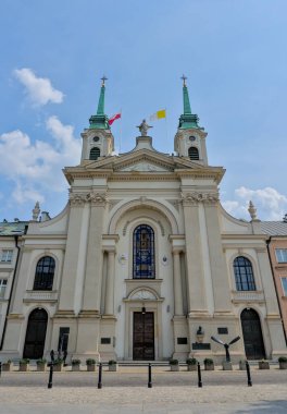 Varşova Polonya 07 22 2024 Polonya Ordusu Saha Katedrali namı diğer Polonya Kraliyet Kraliçesi Kilisesi dikey çekimi.