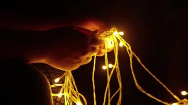 Ellerin gevşeme ya da karışık Noel aydınlatma kablosunun çözülmesi olayına dahil olması. Noel hazırlıkları başlıyor. 4K 'deki Ruh Sağlığı Videosu için iyi.