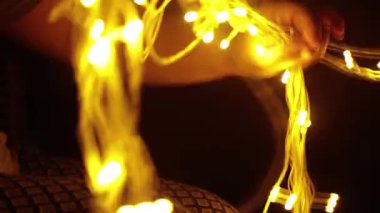 Ellerin gevşeme ya da karışık Noel aydınlatma kablosunun çözülmesi olayına dahil olması. Noel hazırlıkları başlıyor. 4K 'deki Ruh Sağlığı Videosu için iyi.