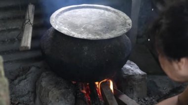 Geleneksel yemek pişirme yöntemi odun kullanarak duman yaymak ev içi kirliliğe neden olur ve kadınlar için zararlıdır.