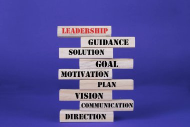 Bir liderin davranışları ve yetenekleri ahşap parçaların üzerindeki yazı gibidir.