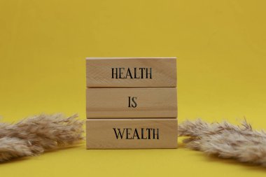 Sağlık zenginliğin sembolüdür. Sarı örtülü arka planda sağlık zenginliktir. Güzel sarı kumaş arka plan. Kuru çiçekler yanda. Sağlık ve Sağlık ve Mutluluk kavramı. Boşluğu kopyala.