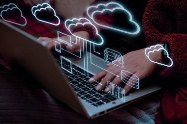 Bulut bilgisayar teknolojisi konsepti. İş adamı, bulut depolama ağı teknolojisi ikonu, büyük yedek platformlar ağı, siber güvenlik yazılımlı iş ağları için çevrimiçi veri depolama ağı gösteriyor.